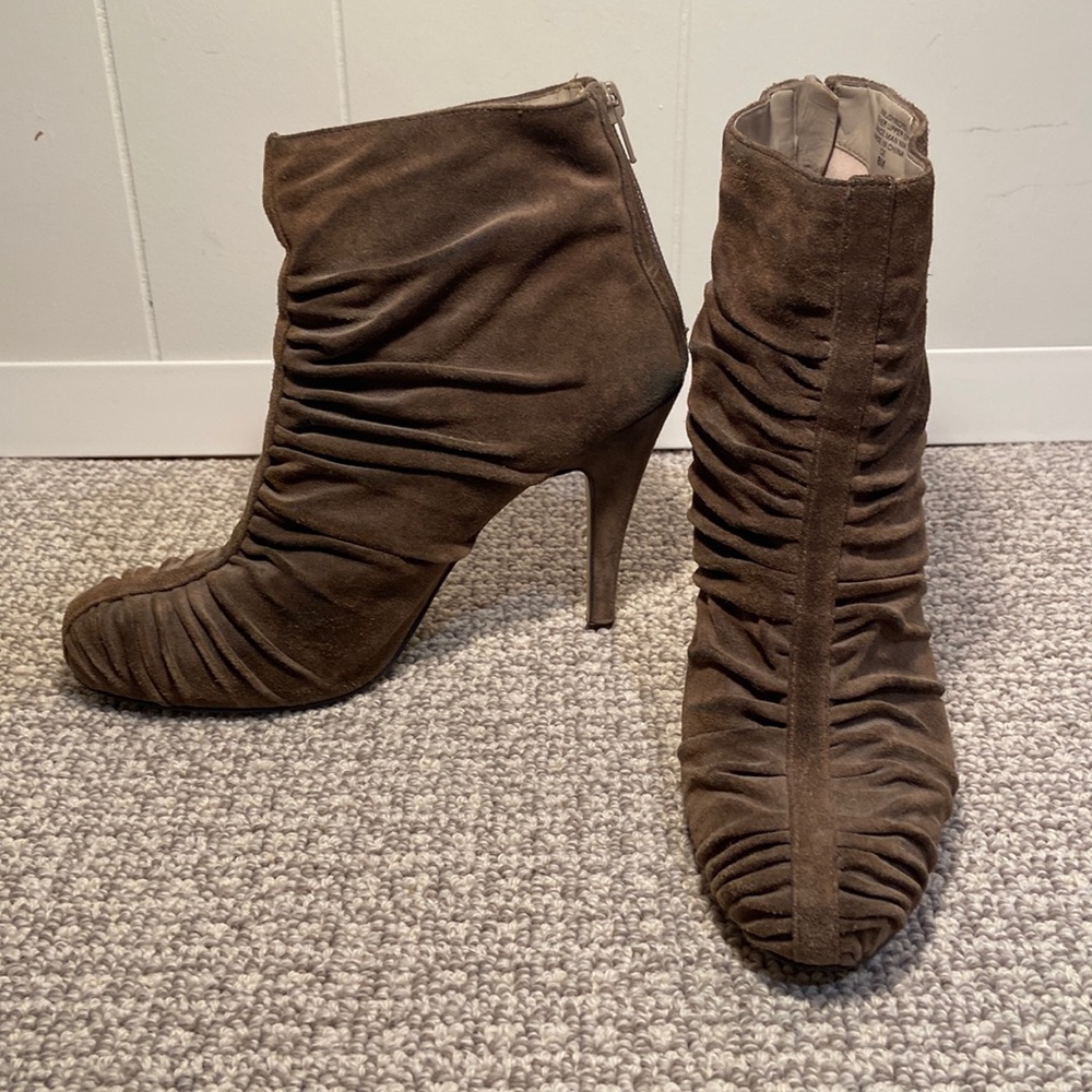 Nine West “joyride” Sueded light brown booties
